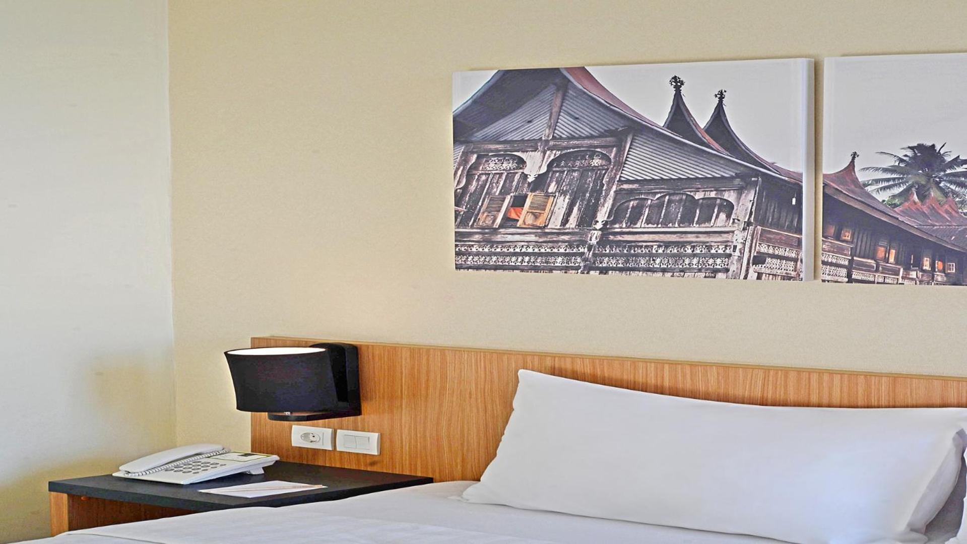 Whiz Prime Hotel Khatib Sulaiman Padang Экстерьер фото